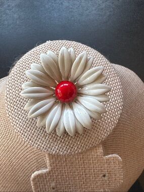 VTG 1960s White Enamel Daisy Brooch Mod Flower Power Red Cabochon Center